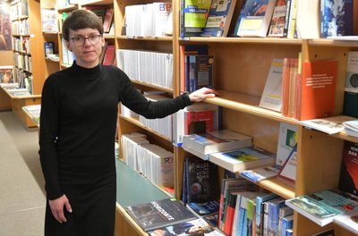 Anne Münzner, Inhaberin der Akademischen Buchhandlung in Freiberg, am leeren Regal, in dem normalerweise die Formelsammlung Höhere Mathematik für die Erstsemester steht. 