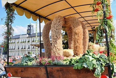 Eine Erntekrone gehört zum Erntedankfest dazu. 