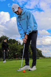 Simon Förster (vorn) gehört zu den Zehntklässlern des Auer Gymnasium, die im Rahmen des sportlichen Profils Golf lernen. 