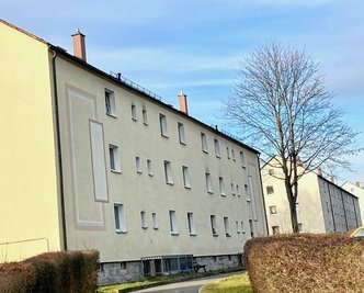 An der Alten Auer Straße gibt es drei Wohnblöcke, die nun unter kommunaler Hand stehen. 