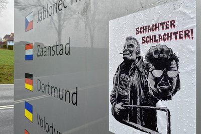 Der Aufkleber befindet sich an einer Wilkommensstele, auf der die Zwickauer Partnerstädte aufgeführt sind. 