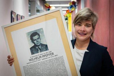 Schulleiterin Antje Fischer mit dem Porträt von Wilhelm Pfeffer.