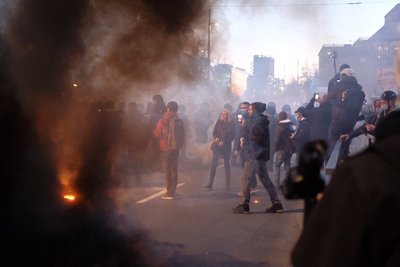 Nach der Demonstration kommt es zu Auseinandersetzungen zwischen Teilnehmern und der Polizei.