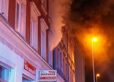 Rauch steigt aus der in Brand geratenen Wohnung.