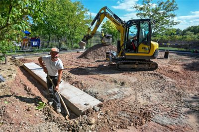 Auf einer 15 mal 20 Meter großen Fläche wird unterhalb der Spielhalle eine Kunsteisbahn aufgebaut.