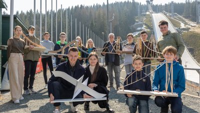 Die Preisträger des Landesschülerwettbewerbes "Junior.Ing": Maja Augustin und Gabriele Bock sowie Lukas Wedel und Felix Häntzschel aus Dresden (vorn) sind die Erstplatzierten in zwei Altersklassen. Sie und ihre Modelle schaffen es weiter bis zum Bundeswettbewerb am 17. Juni in Berlin. 