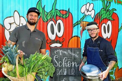 Ronald Otto (r.), Chef der "Erdbeerschänke", und Mitarbeiter Philipp Berg ändern aufgrund der Preissteigerungen ihr Küchenkonzept. 
