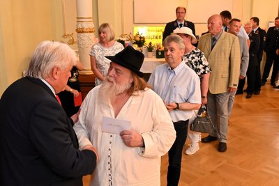 Gastwirt und Veranstalter Steffen „Kuno“ Kunze gratuliert.