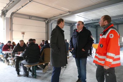 Beim Richtfest stellten Patrick Nestler und Rolf Mittag unter anderem auch dem ehemaligen Drebacher Bürgermeister Jens Haustein (von rechts) das neue Rotkreuz-Zentrum vor.