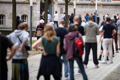 Lange Schlangen bildeten sich am vergangenen Sonntag nicht nur hier im Wahllokal in der Jane-Addams-Schule in Friedrichshain. In rund 100 von 2277 Berliner Wahllokalen wurden die Stimmzettel knapp. 