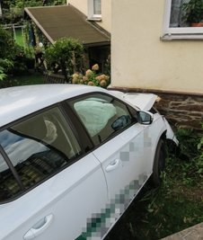 Der Skoda krachte gegen eine Hauswand. 