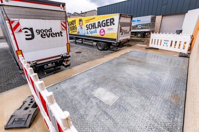 Die Laderampe unmittelbar neben dem Bühnenbereich, an der sechs Lkw andocken können, ist einsatzbereit. Mittels einer Hubbühne kann die Technik direkt vom im Erdgeschoss nach oben gefahren werden.