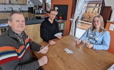 Peter Beier und seine Enkelkinder Aaron und Anij Schöber (von links) sind beim Skatspielen ganz in ihrem Element. 