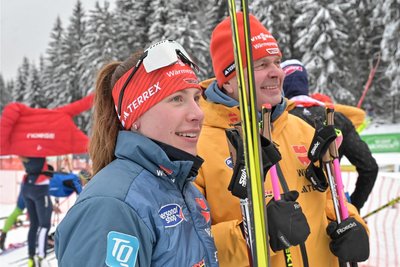 Jenny Nowak vom SC Sohland, die am Bundestützpunkt in Klingenthal trainiert, hat am Samstag den Gesamtsieg bei den Damen eingefahren.