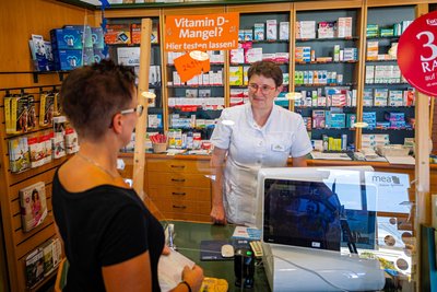 In Mittweida hat auch die Sonnen-Apotheke von Christine Hellbach am Mittweida ganz regulär geöffnet. Im Laden soll am Nachmittag aber die Debatte mit Karl Lauterbach auf einem Monitor gezeigt werden.