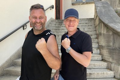 Kay Panke und Stefan Liebers zeigen am Altmarkt, was sie von der Leistung von Christin Ziehr halten: Megastark.
