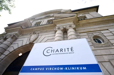 Auf dem Campus Virchow Klinikum der Berliner Charité befindet sich eine Sonderisolierstation zur Behandlung von Patienten mit gefährlichen Infektionskrankheiten. (Archivbild) 