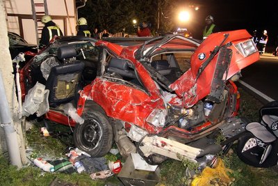 Der BMW schleuderte quer über die Fahrbahn, stieß gegen einen parkenden Citroen und prallte anschließend mit hoher Wucht gegen eine Hauswand. Der 25-jährige Fahrer starb noch im Fahrzeug.