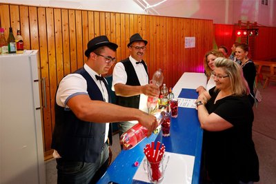 „Agrar-Influencer“ Niklas Polster (links) und Olaf Kühn hatten Dienst an der Bar. Lillet Wild Berry war am Anfang der Renner, dann gingen viele zu Cuba Libre über.