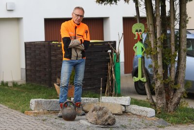Kettensägen-Holzkünstler Christian Fritzsch hatte die Figur extra für seine Enkel angefertigt. 