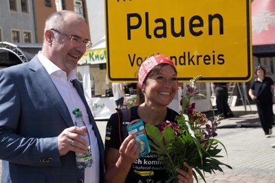 Dankeschön mit Blumen, Wasser und Blasenpflaster: OB Steffen Zenner freut sich über Christin Ziehrs überregionale Werbung für die Spitzenstadt.