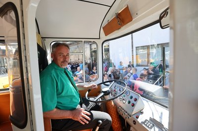 Heiko Wolf vom Verein Straßenbahnfreunde im Ikarus 180.