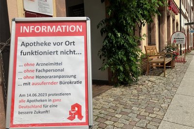Zum Protesttag im Juni waren fast alle Apotheken in der Region geschlossen und wiesen mit solchen Aufstellern wie hier in Rochlitz die Kunden auf ihre Probleme hin.