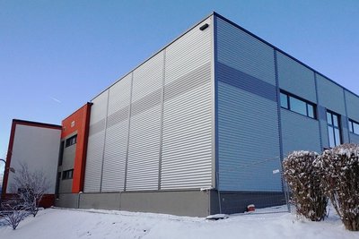 Moderner Außenauftritt: Die neue Halle wurde als Anbau an die bestehenden Gebäude errichtet.