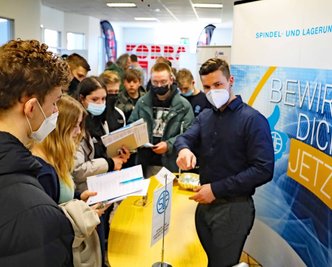 Bei der Berufsorientierungsmesse am Mittwoch in Werdau herrschte vor allem an den Infoständen der Betriebe - hier der Stand der Spindel- und Lagerungstechnik Fraureuth - zeitweise dichtes Gedränge.
