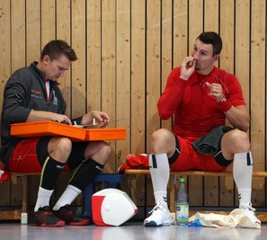 Handballer Vaclav Klimt (rechts) vom HC Glauchau/Meerane bekam im Spiel gegen Hermsdorf einiges ab und musste mit blutender Nase behandelt werden. Eine schwerere Verletzung gab es bei den Gästen. 