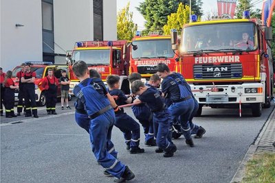 Auch die Jugendfeuerwehr war dabei und durfte im Wettbewerb Löschfahrzeug ziehen mit der ganze Mannschaft ran. 