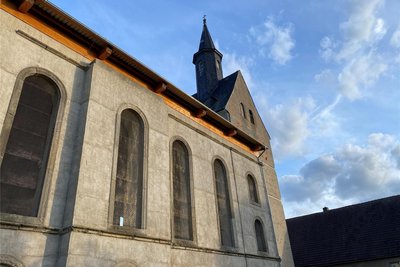 Die Sommerkirche Mochau ist nur mit einem provisorischen Dach versehen. 1971 wurde ihr Dach abgerissen, weil die Holzbalken von Schwamm befallen waren. Nach der Wende wurde die Kirche gesichert, 2001 erfolgte der erste Gottesdienst in der gesicherten Kirche.