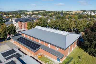 Die Göltzschtalhalle von oben. Dort sorgt eine PV-Anlage für Strom.