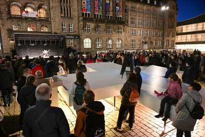 Auf dem Neumarkt versammelten sich am Abend mehrere Hundert Menschen.