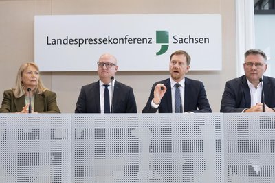 Spitzenkoalitionäre im November 2024 vor der Presse: die heutige Vize-Ministerpräsidentin Petra Köpping (SPD), SPD-Fraktionschef Henning Homann, Ministerpräsident Michael Kretschmer (CDU) und CDU-Fraktionschef Christian Hartmann.