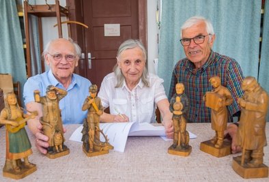Lothar und Christine Hartmann, die Enkelin von Max Bochmann, sowie Roland Rößler (re.), Vorsitzender des Vereins für Orts- und Heimatgeschichte Adorf, mit Stücken aus dem Nachlass von Max Bochmann.