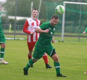 Während die Oelsnitzer um Alexander Hartung (vorne) trotz langer Unterzahl die drei Punkte sammelten, hatten Franz Klemm und der VfB Annaberg das Nachsehen. 