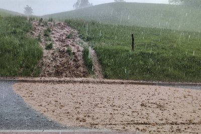Binnen Sekunden schoss eine braune Brühe über die S 202 in Sachsenburg.