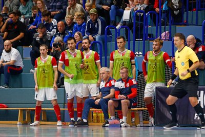 Dominik Naujoks, der hier rechts neben Cheftrainer Yevgen Ryvkin auf der Bank sitzt, hat bei HOT 05 Futsal mehrere Aufgaben.