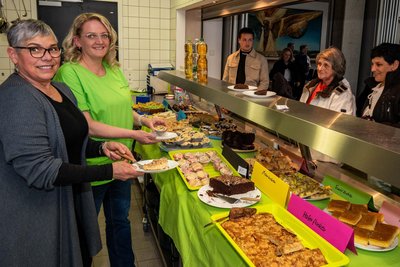 Die Lehrerinnen Heike Beyer und Nadine Schettler am Kuchenbuffet.
