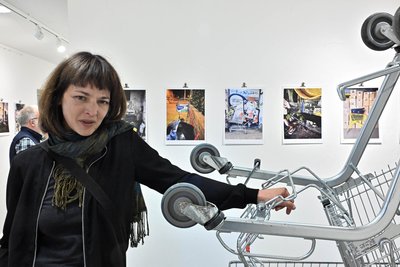 Die Fotografin Franziska Kurz in ihrer Ausstellung „Herrenlos“ in der Dorfgalerie Auerswalde. Eine Installation mit leeren Einkaufswagen verweist auf das Thema der Schau.