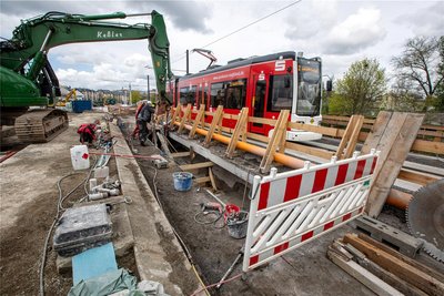 Damit die Straßenbahn weiter die Weiße Elster queren kann, kann die Elsterbrücke nicht komplett abgerissen werden.