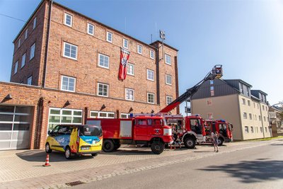 Die Stollberger Feuerwehr (Symbolbild) musste am 12. August 2021 ausrücken. Es bestand die Befürchtung, dass die Schule brennt.