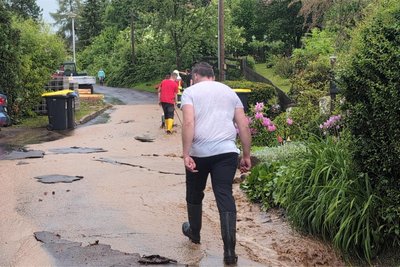Durch die Kraft des Wassers hob es an einigen Stellen die Asphaltdecke der Straße an.