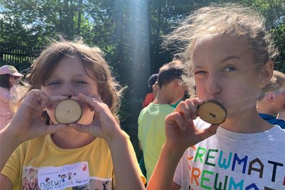 Amelie und Fia überprüfen die Wasserdurchlässigkeit von Baumscheiben.