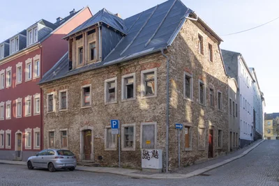 Im Herzen der Annaberger Altstadt liegt dieses alte Wohnhaus an der Scherbank.