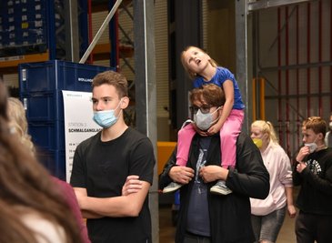 Beim Tag der offenen Tür des Logistikzentrums der Firma Böllhoff war das Interesse der Vogtländer sehr groß.