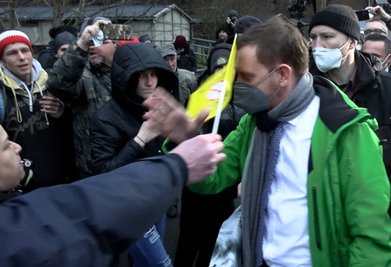 Mit Fahnen, Trillerpfeifen und auch "Hau ab"-Rufen empfingen Gegner der Coronapolitik am Dienstag Sachsens Landeschef bei seinem Besuch in Frankenberg. Michael Kretschmer (CDU) war trotzdem auf die Protestierenden zugegangen.