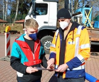 Chris Engelbrecht (l.) mit Robert Schmidt von der Brunnenbau GmbH Langenhessen.