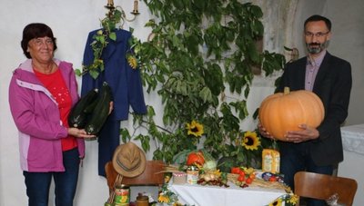 Manuela Wagner von der Plauener Tafel und Pfarrer Rainer Sörgel. Die Erntegaben wurden für soziale Zwecke an die Tafel gespendet. 